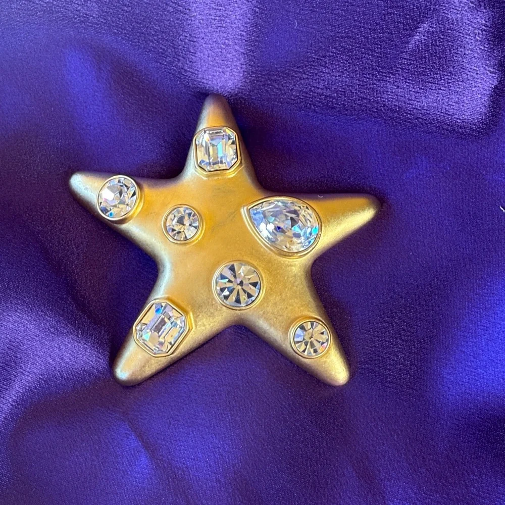 Kenneth Jay Lane Gold Star Brooch with Crystal Accents - Picture 3 of 5
